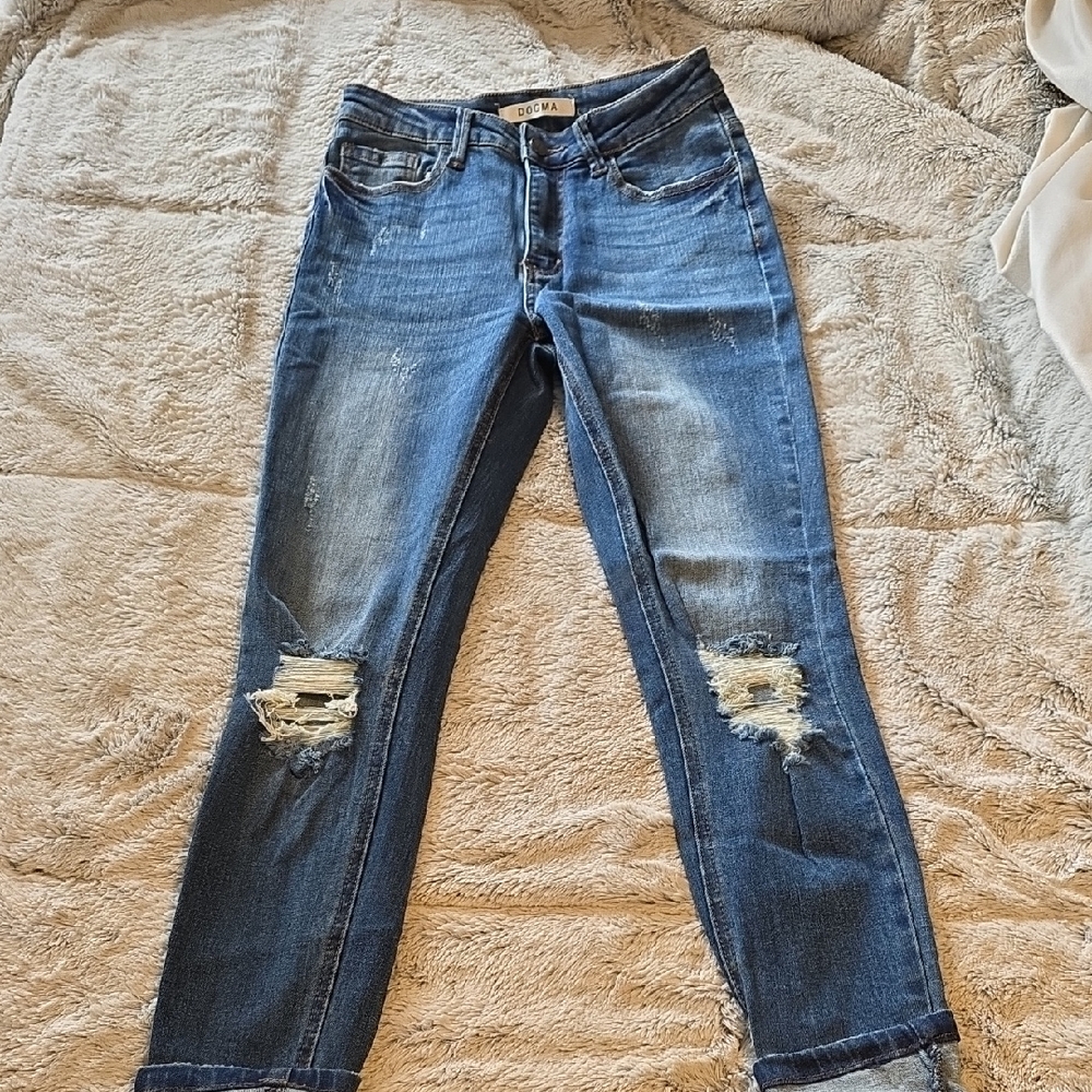 Distressed Skinny Jeans in Dark Blue by
